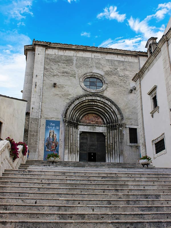 Scalinata che conduce all'entrata laterale della Basilica di Santa Maria del Colle, nel borgo di Pescocostanzo.