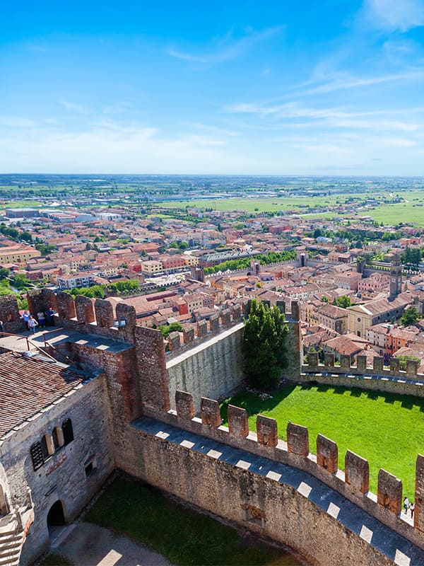 Veduta delle mura del Castello di Soave in Veneto