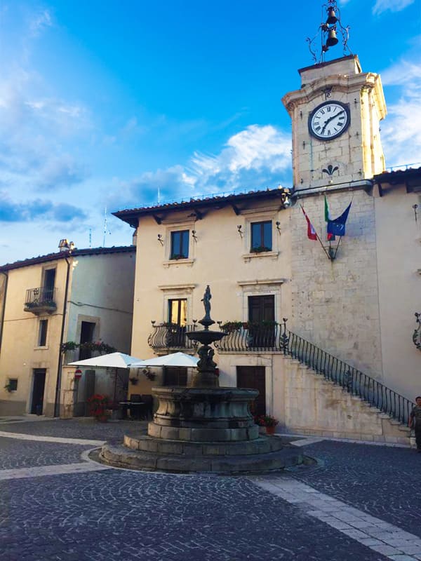 Cosa vedere a Pescocostanzo: la Torre dell'Orologio in Piazza del Municipio