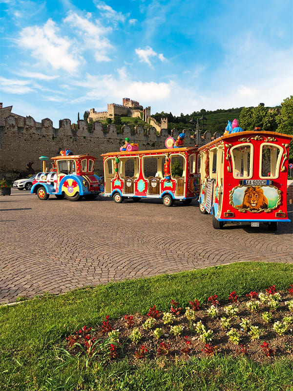 Il coloratissimo trenino turistico di Soave, per visitare comodamente il borgo veneto