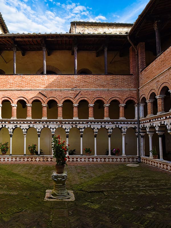 chiostro dell'Abbazia della Santissima Trinità e Santa Mustiola, a Sovicille