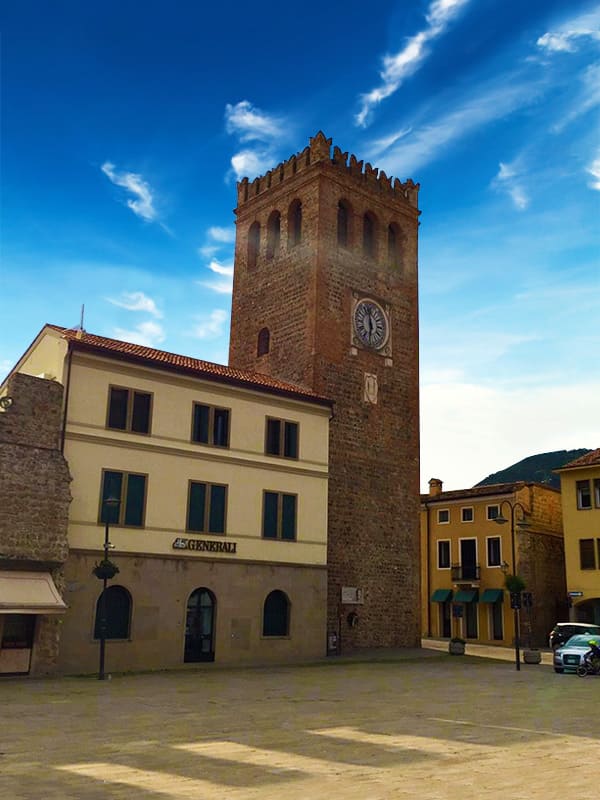 Un angolo di Piazza Mazzini a Monselice (Padova), con la Torre Civica o dell'Orologio