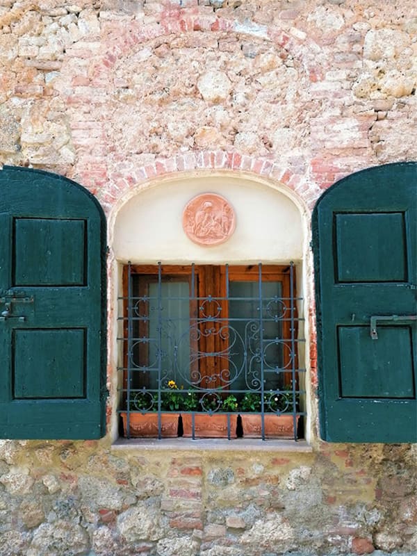 Facciata di una casa in pietra nel centro storico di Sovicille, provincia di Siena