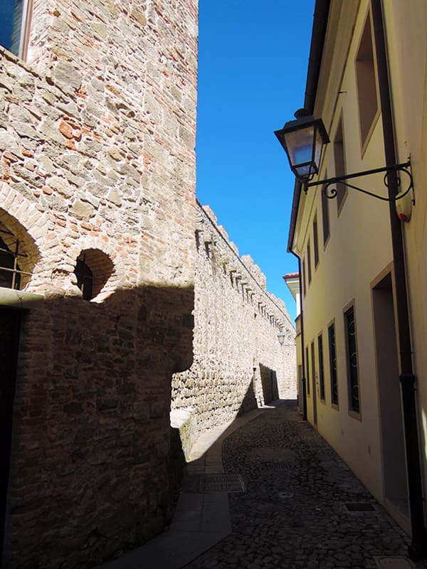 Vicolo caratteristico del centro storico di Monselice con il suo tipico impianto medievale