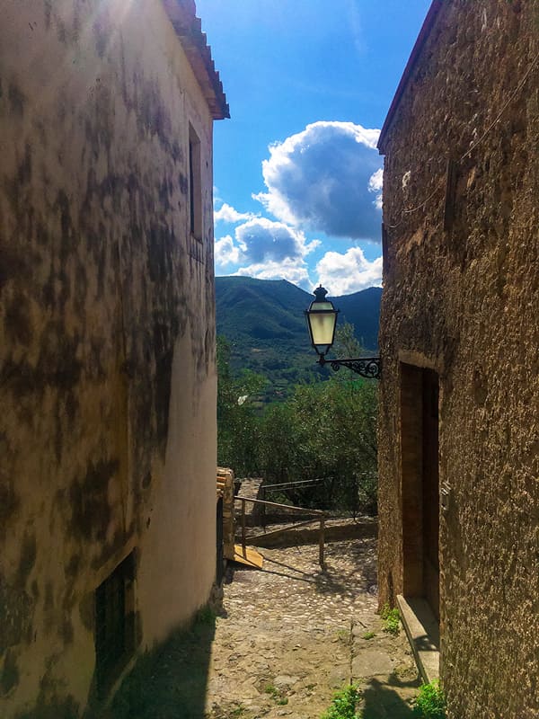 Vista del Sentiero della Stampella nel borgo di Terravecchia di Giffoni Valle Piana