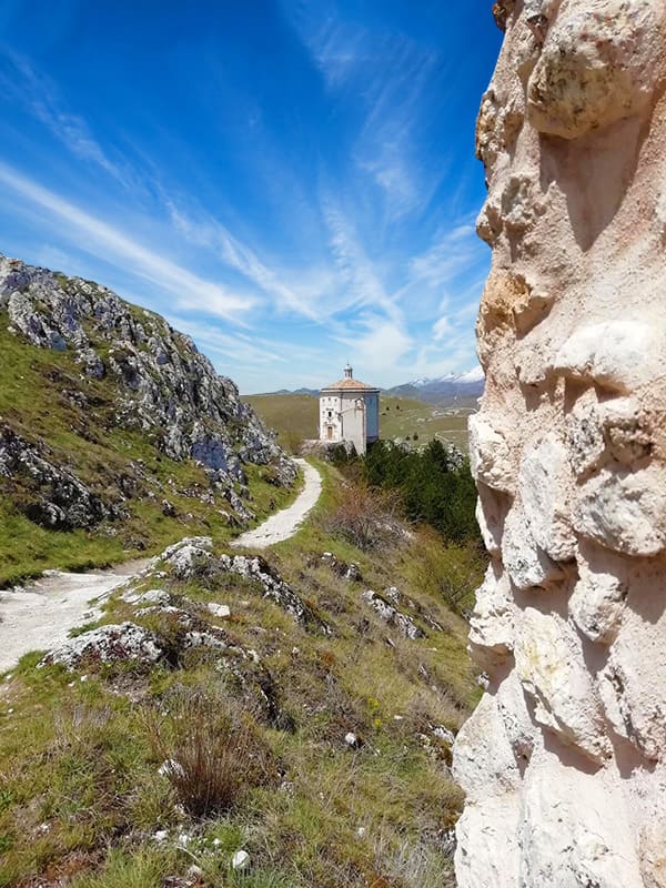 Chiesa di Rocca Calascio, percorso per raggiungerla