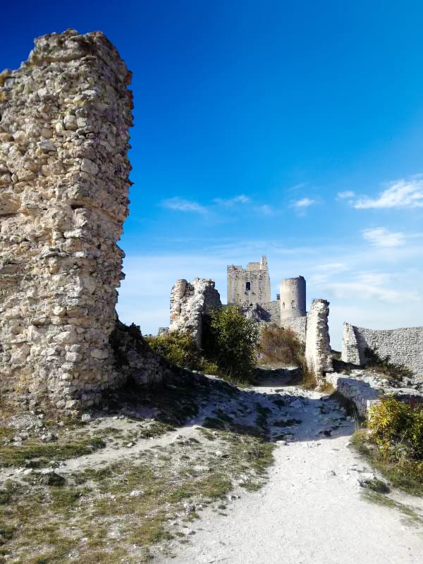 Percorso per Rocca Calascio, sentiero per arrivare al Castello