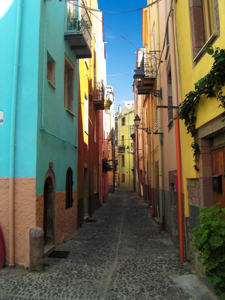 Cosa vedere a Bosa in Sardegna: le case coloratissime del centro storico
