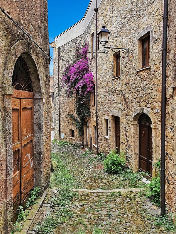 Vicoli del borgo di Cuglieri, Sardegna