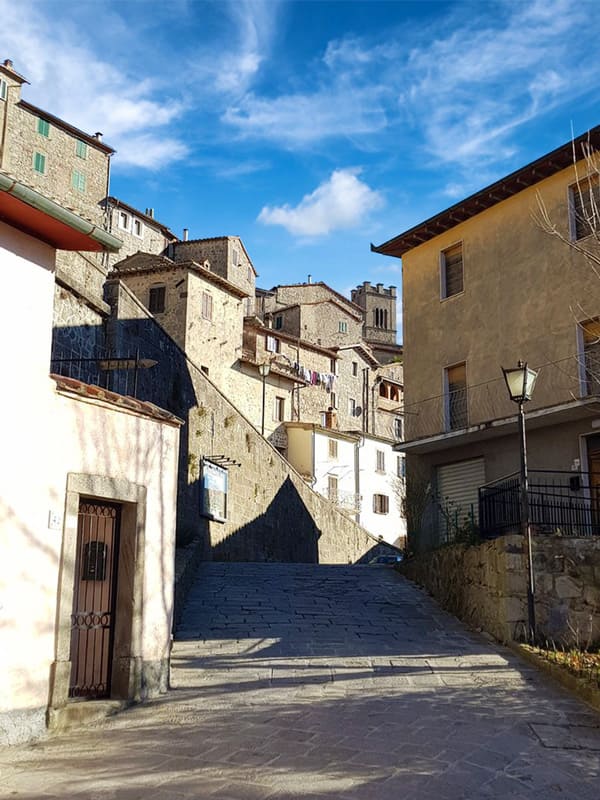 Vicoli del centro storico di Santa Fiora in Toscana