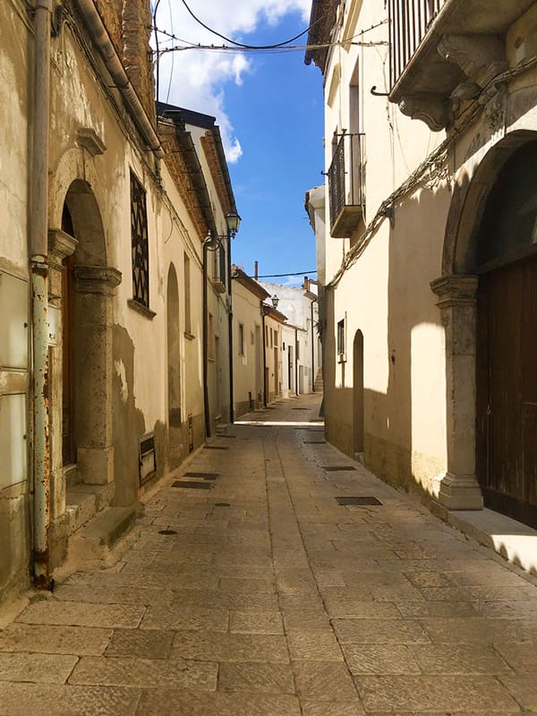 Vicoli e portali antichi dei palazzi del centro storico di Acerenza