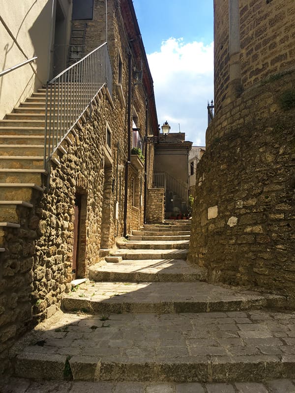 Dettaglio: scalinata di un palazzo in pietra del borgo di Acerenza