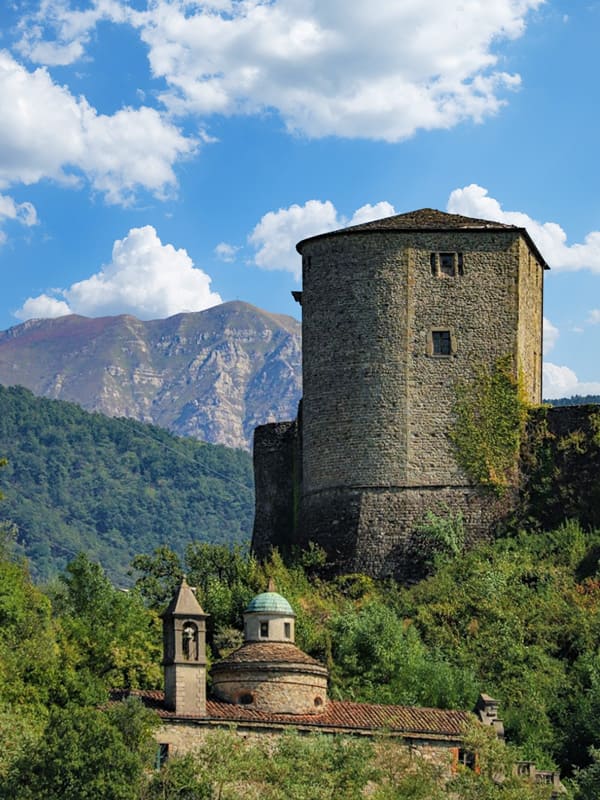 Veduta della chiesa e del mastio del Castello di Pontremoli