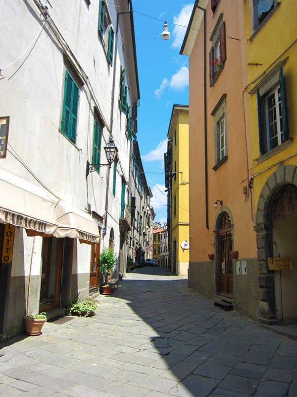 Centro storico di Pontremoli, palazzi e botteghe artigiane