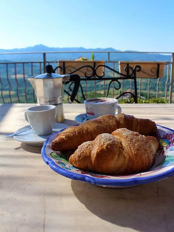 la casa dei ciottoli a castelnuovo cilento: colazione sulla terrazza con vista