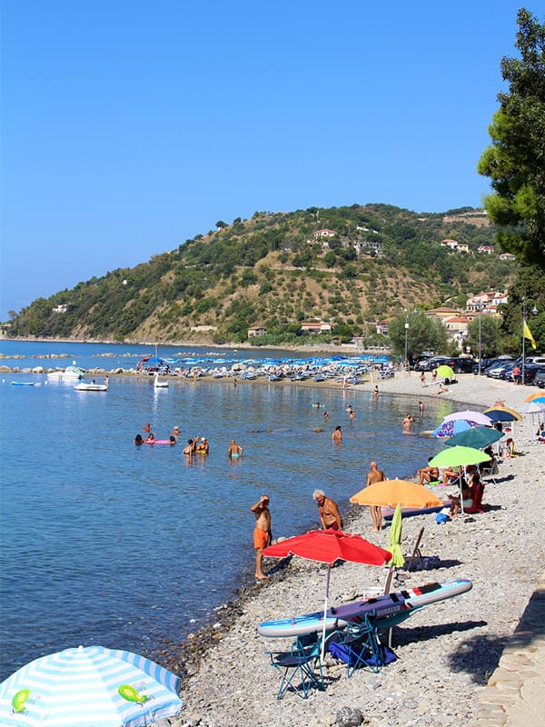 Lungomare di Pioppi in Cilento con la sua spiaggia di sassi