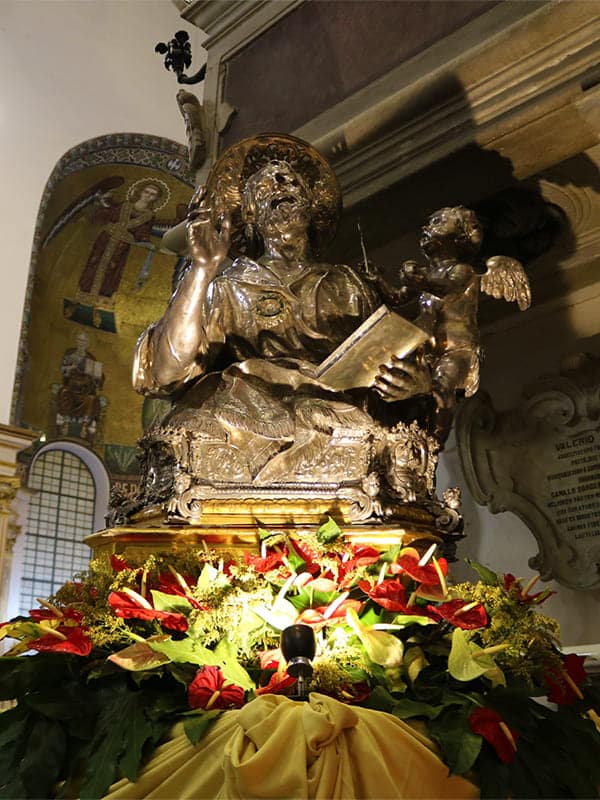 Due facce della statua di San Matteo a Salerno