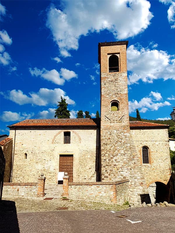 Oratorio della Santissima Trinità con la torre campanaria in pietra