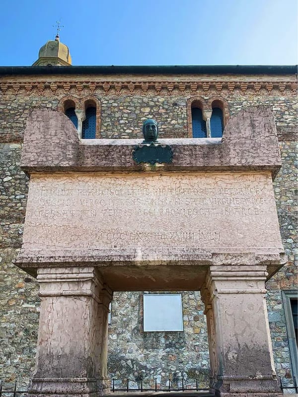 Sarcofago della Tomba del Petrarca