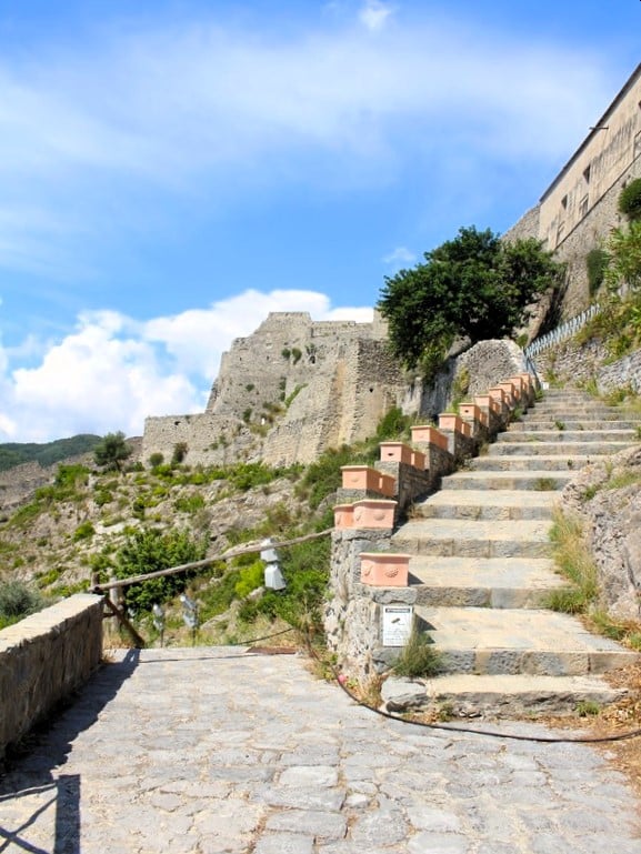 Cinta muraria in pietra del Castello Arechi di Salerno