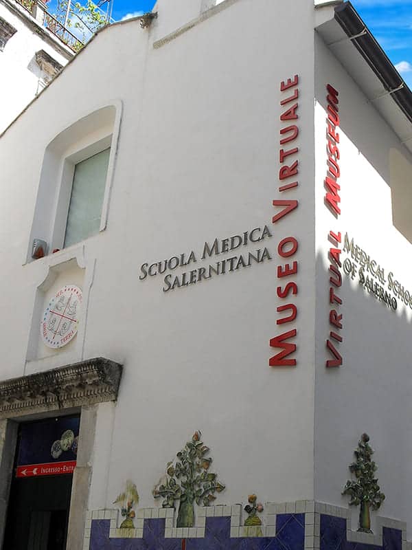 Facciata della Scuola Medica Salernitana nel centro storico di Salerno
