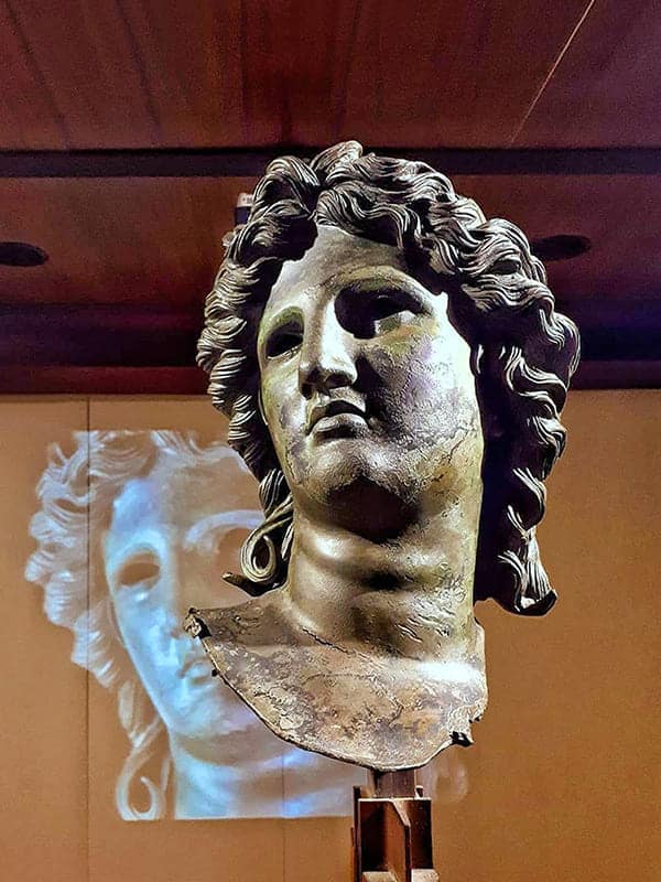 Testa di Apollo in bronzo conservata nel Museo Archeologico di Salerno