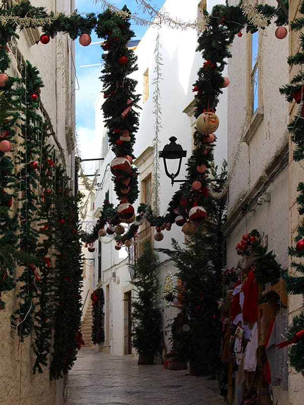 Vicolo del borgo di Locorotondo con gli addobbi natalizi