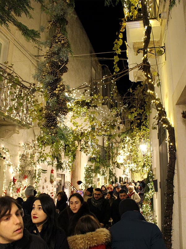 Accensione delle luminarie di Locorotondo a Natale: vicolo addobbato a festa