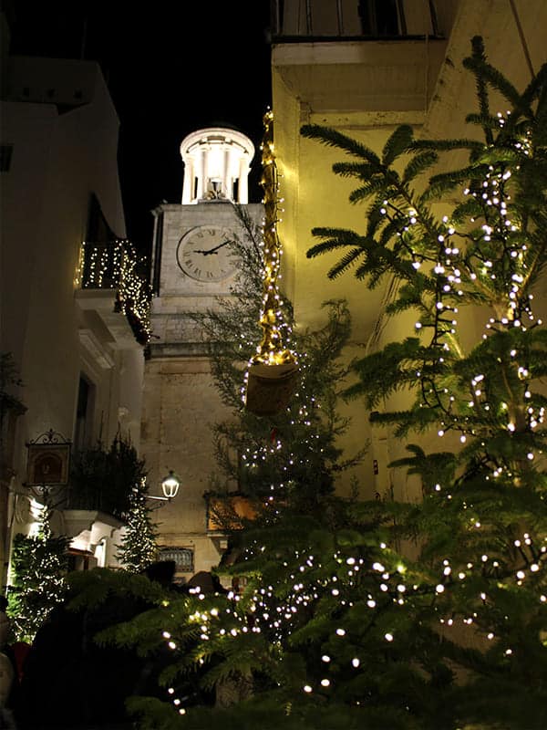 Luci di Natale a Locorotondo: dettaglio della torre dell'orologio 