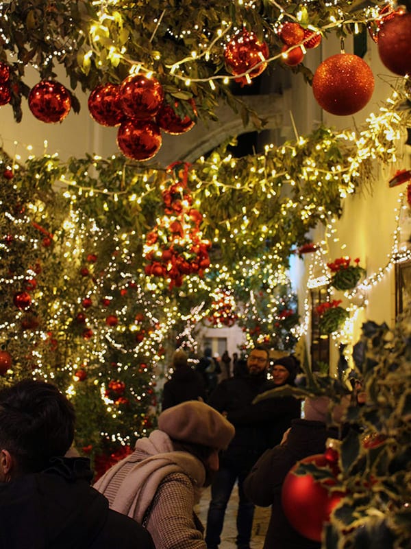 Luminarie di Natale a Locorotondo, decorazioni rosse sospese