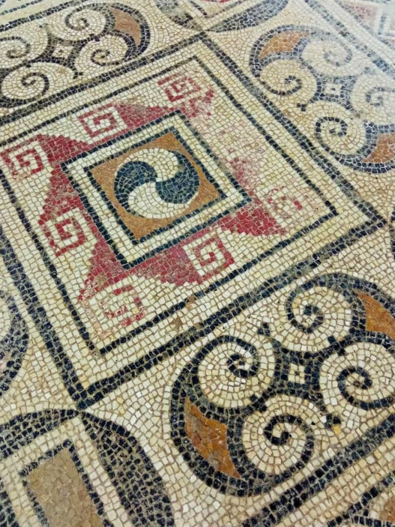 Dettaglio di un mosaico colorato al Museo Archeologico Nazionale Antiquarium Turritano di Porto Torres