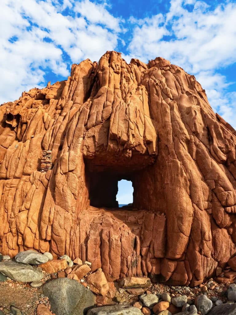 Le particolarissime Rocce Rosse di Arbatax in porfido color rossastro