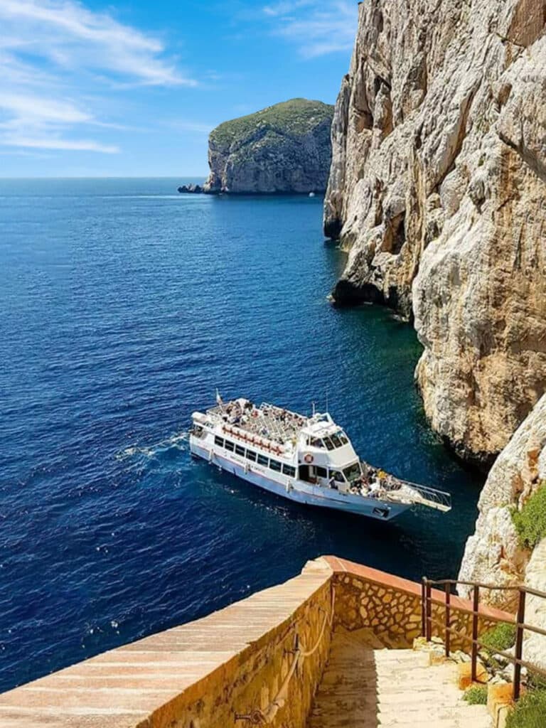 La Scala del Capriolo con più di 600 gradini per visitare la Grotta di Nettuno in Sardegna