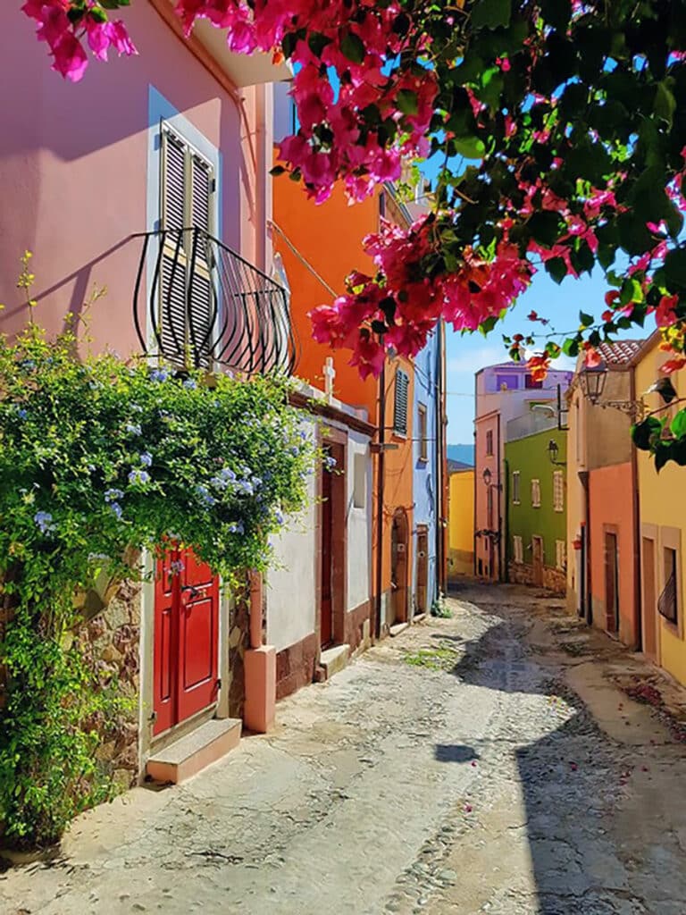 Cosa vedere a Bosa in Sardegna: vicoli con case colorate