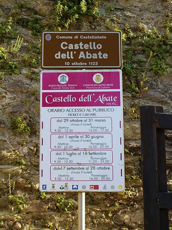 Cartellone con orari di ingresso del castello di Castellabate