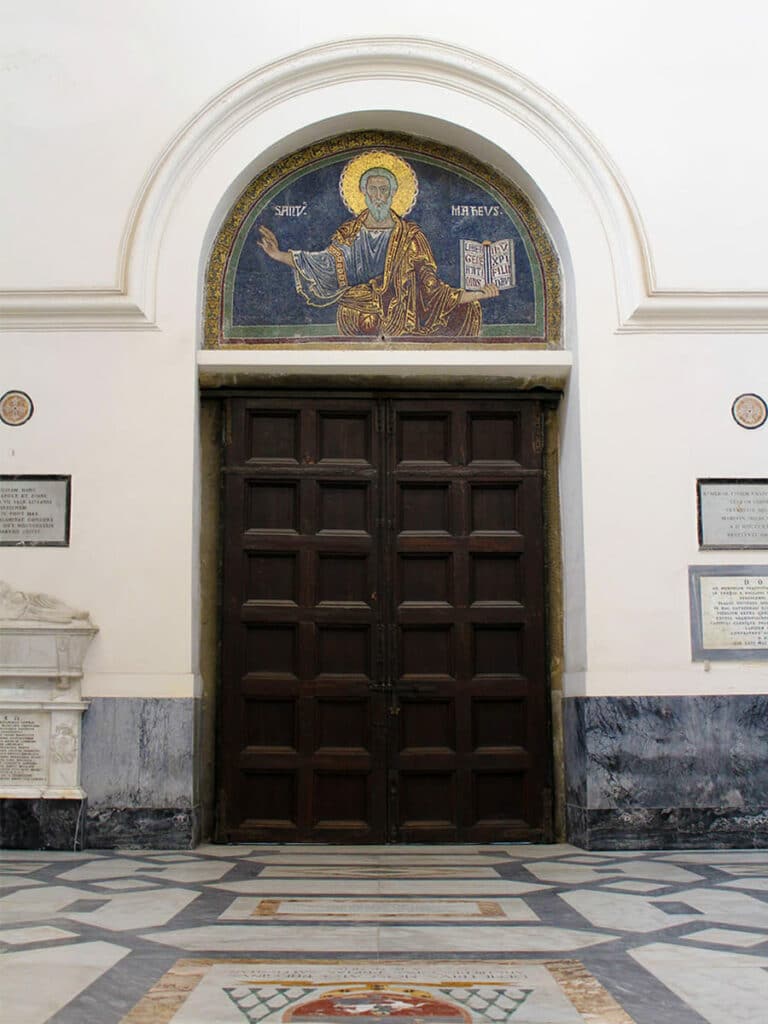 Portale del Duomo di Salerno con il mosaico bizantino di San Matteo
