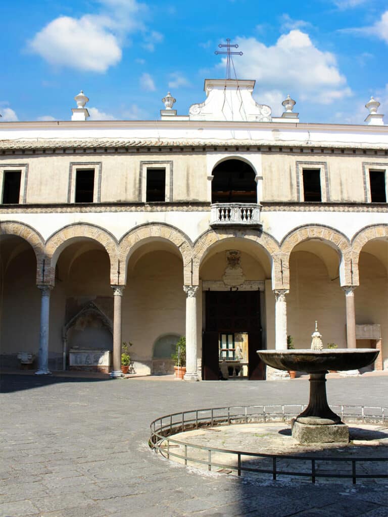 Quadriportico del Duomo di Salerno con la fontana centrale, le colonne e il loggiato