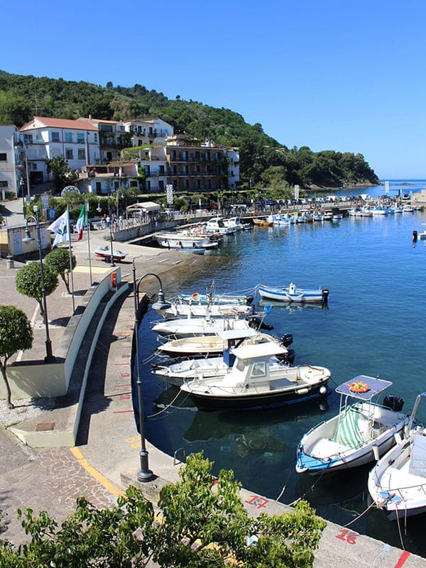 Vista del porto e delle camere del resort Approdo Thalasso Spa a San Marco di Castellabate