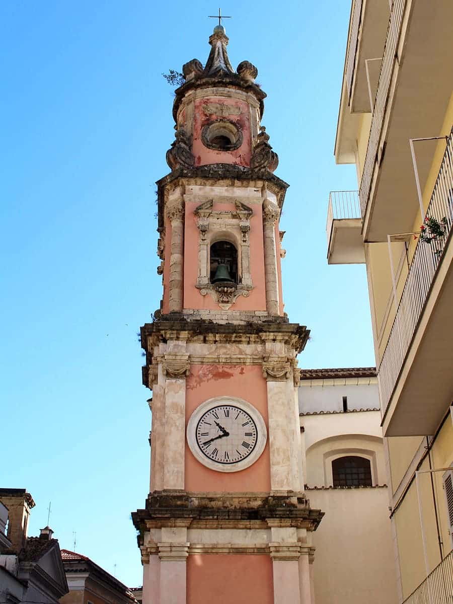 Dettaglio del maestoso campanile della Chiesa della Santissima Annunziata in via Portacatena a Salerno
