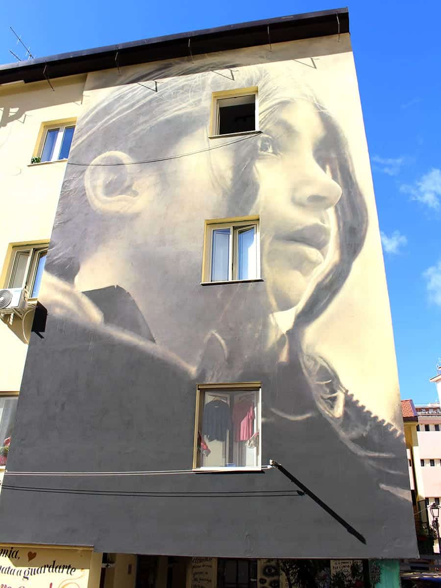 Murales nel quartiere Fornelle di Salerno dell'artista australiano Guido van Helten