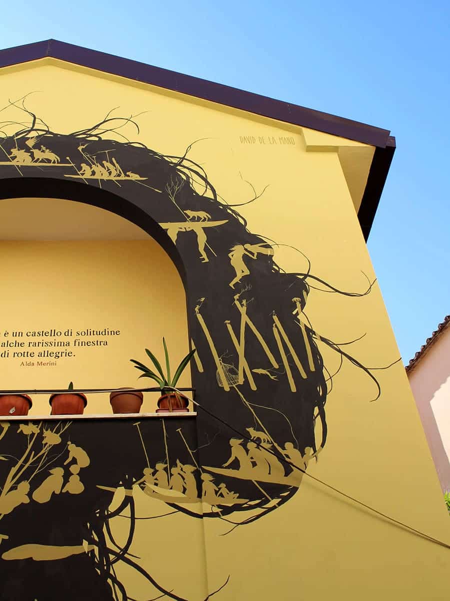Dettaglio del murales "Sea Skin" nel rione Fornelle