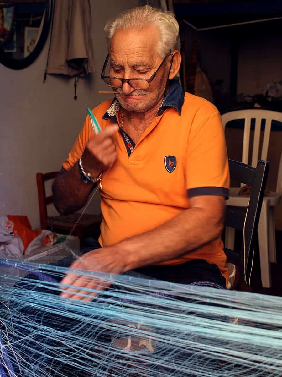 Ritratto di un artigiano nel quartiere Fornelle di Salerno che intreccia una rete da pesca