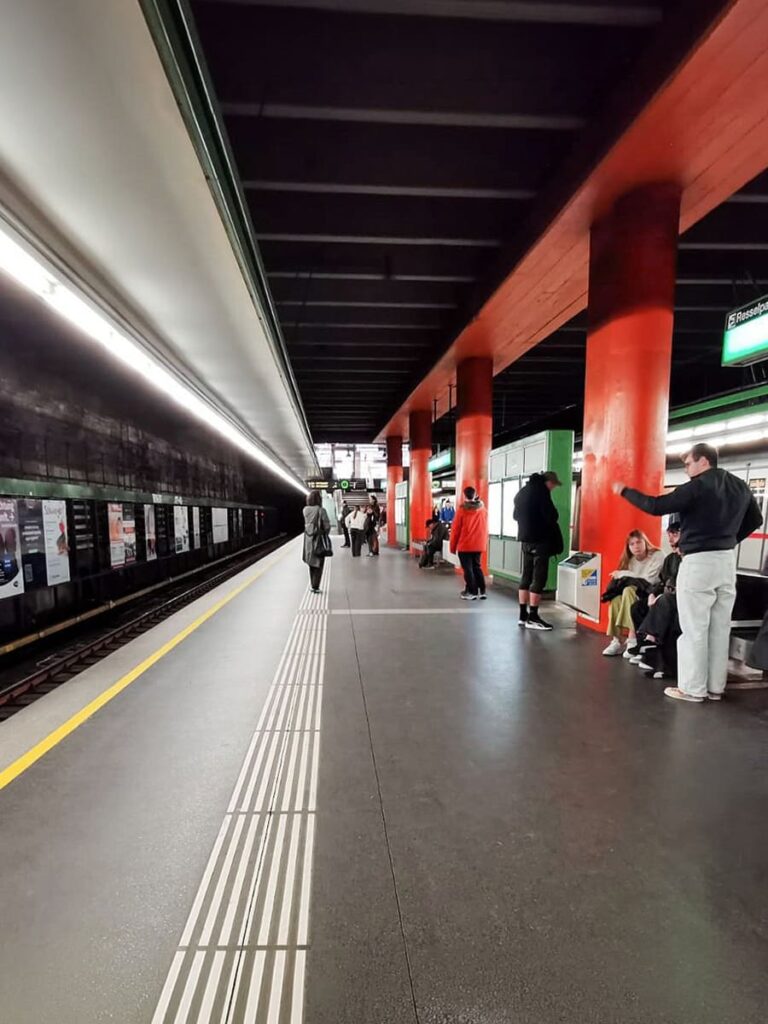 Interno della stazione della metropolitana di Vienna