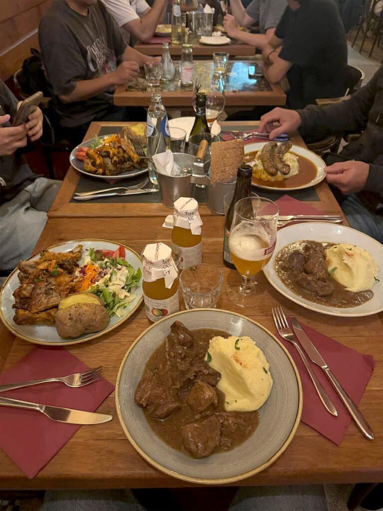Come chiedere il conto in francese quando sei al ristorante