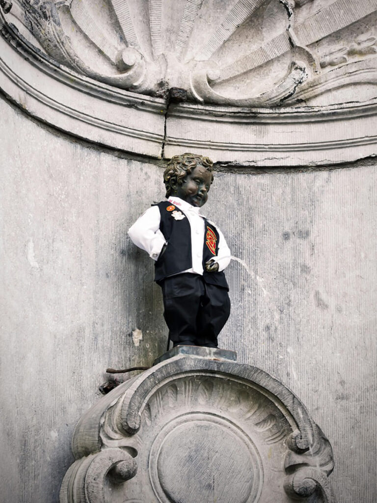 Bruxelles statua famosa del bambino che fa la pipì vestito