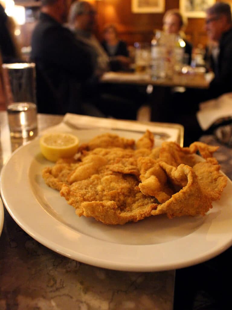 Piatto con la cotoletta viennese, originale gigante, ordinata al Café Mozart