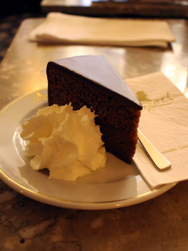 Fetta di torta Sacher originale viennese ordinata al Café Mozart