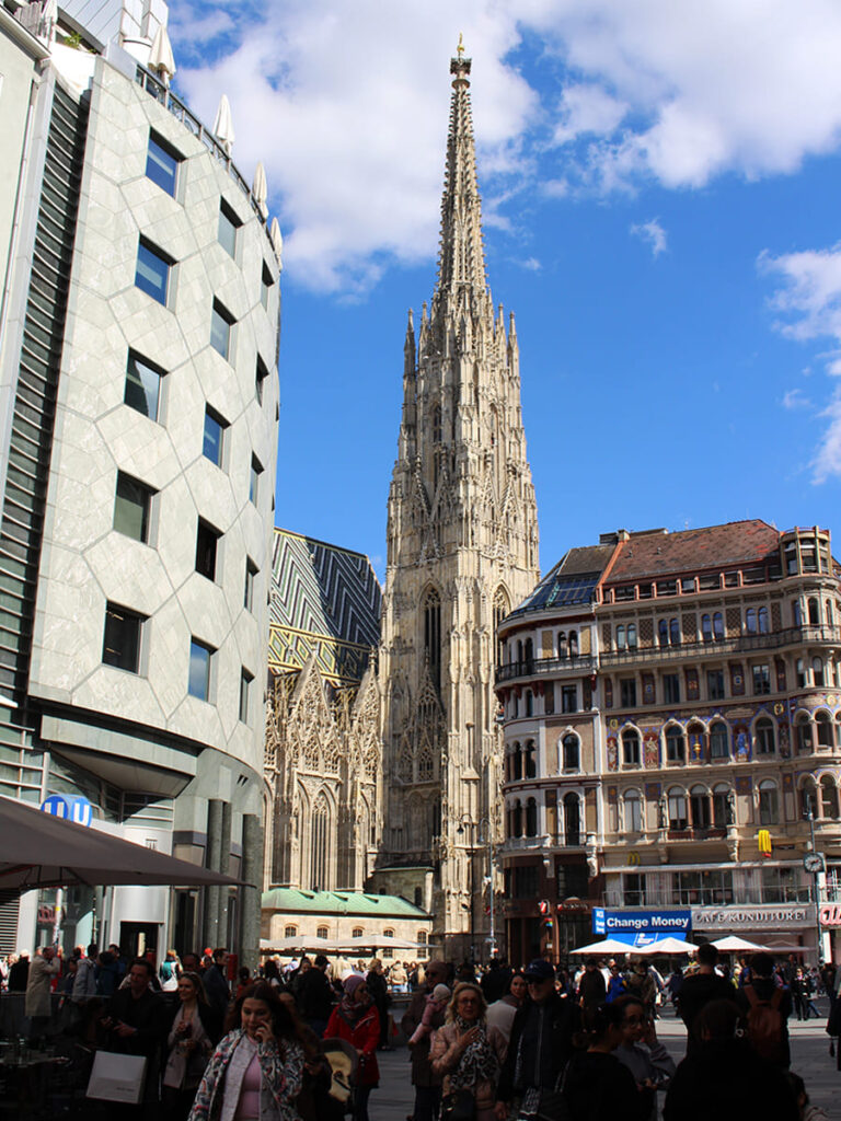 Passeggiata nel centro di Vienna, sullo sfondo le guglie della Cattedrale di Santo Stefano