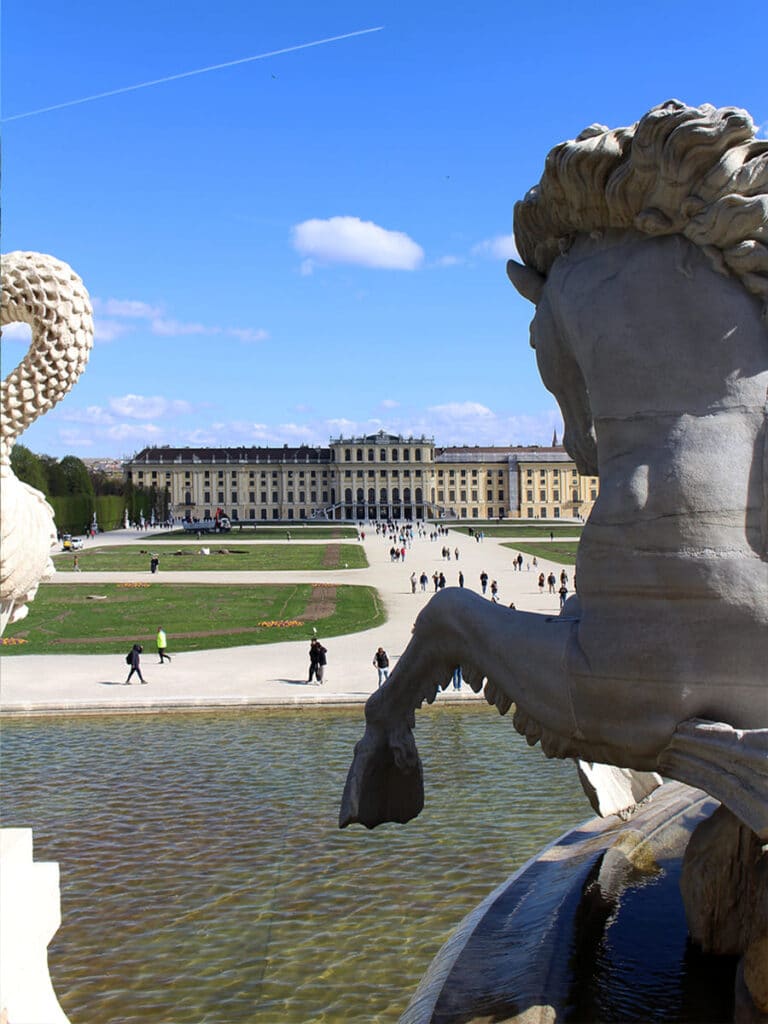 Veduta dall'alto della facciata della Reggia di Schonbrunn a Vienna